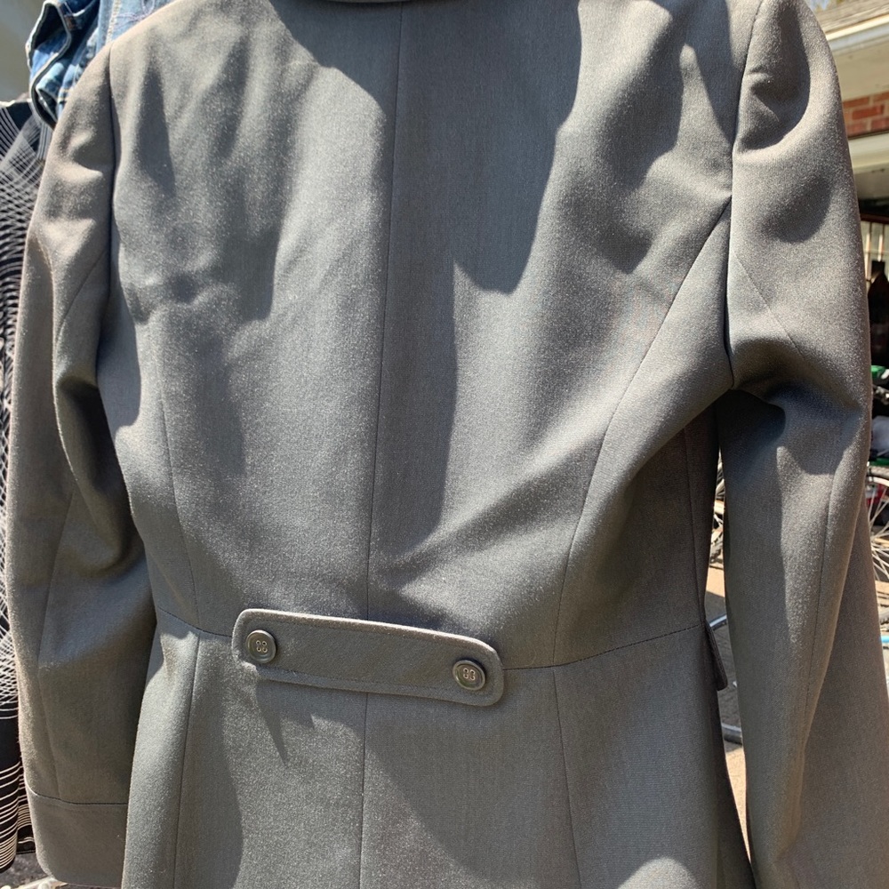 Women’s Tahari pant suit includes pants